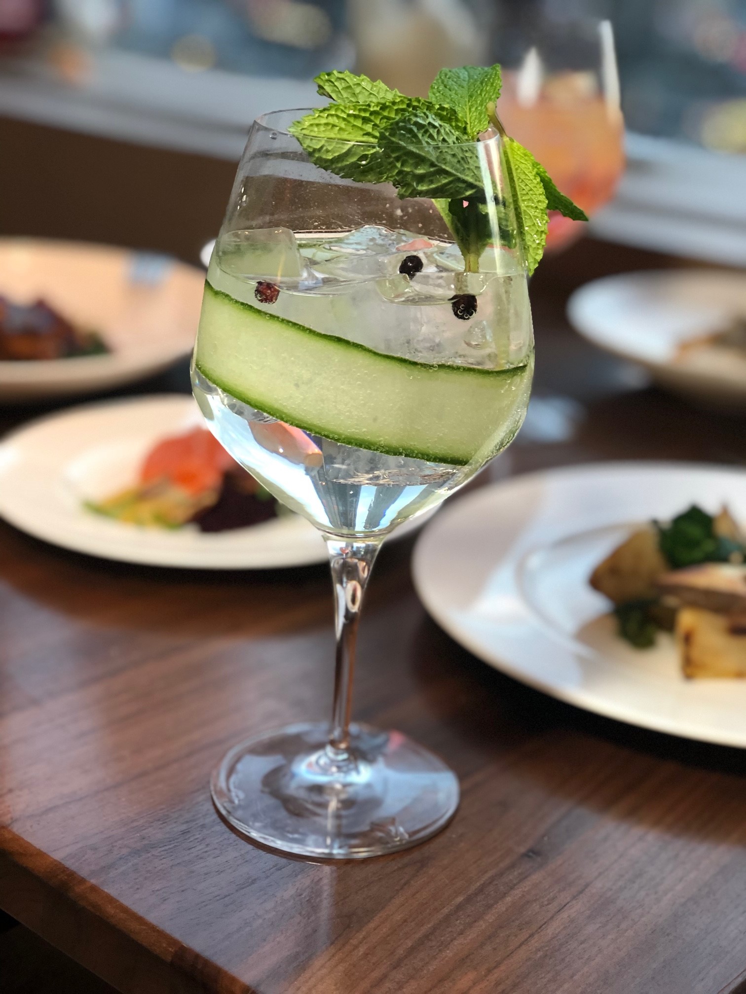 gin and tonic, gin and tonic on table, upscale gin and tonic, gin and tonic with cucumber